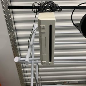Wii with sensor, 2 remotes, 3 free games